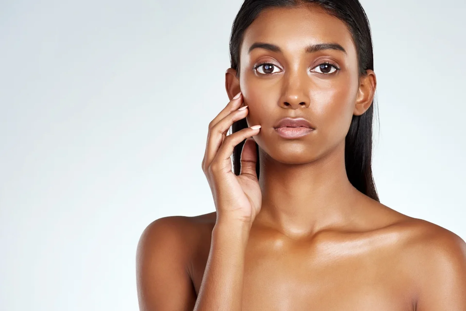 Femme avec la peau bien hydratée